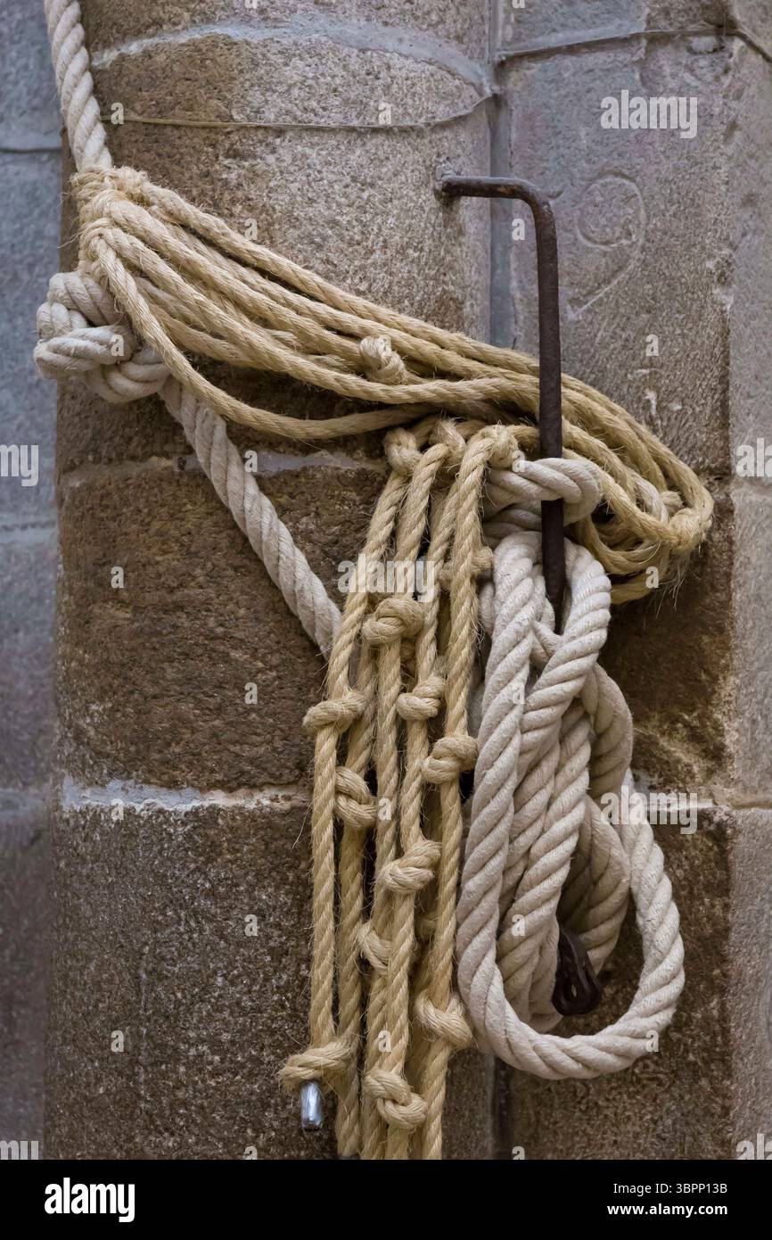 30. Mai 2018, Santiago de Compostela, Galicien, Spanien: Seile zum Halten und Schwingen des Botafumeiro im Mittelschiff der Kathedrale von Santiago de Compostela in Galicien, Spanien. Der berühmte Silbertribel wird in einem Ritual geschwungen, das seit dem 11. Jahrhundert stattfindet. Die Stadt ist der Endpunkt des Jakobsweges, der alten katholischen Pilgerfahrt zur angeblichen Begräbnisstätte des Heiligen Jakobus des Großen. (Foto: © Paul Christian Gordon/ZUMA Wire) Stockfoto