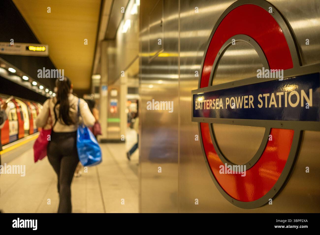 LONDON, 7. JULI 2025: Battersea Power Station U-Bahn Station, eine neu hinzugekommene Station an der Northern Line. Stockfoto