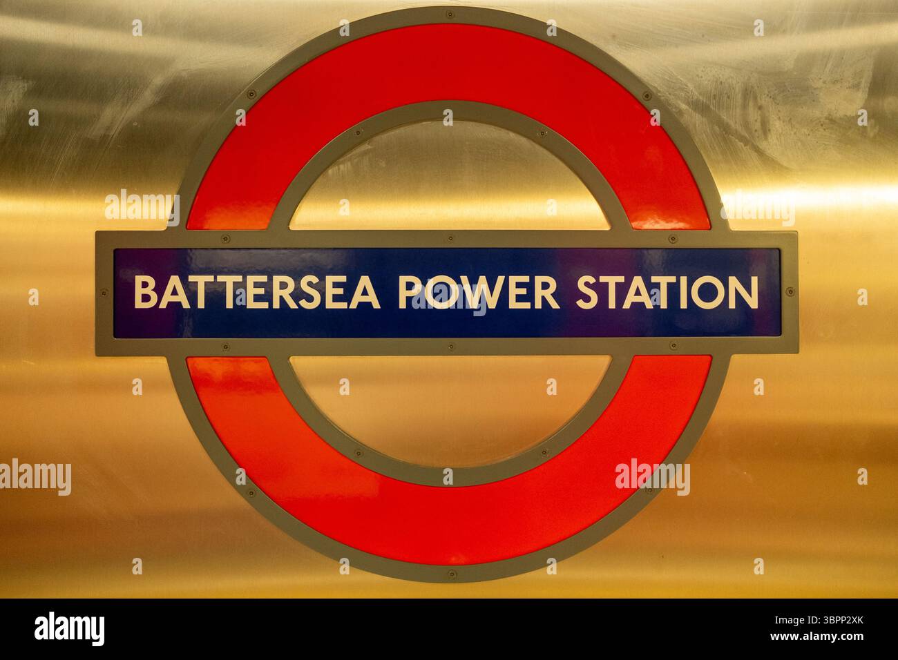 LONDON, 7. JULI 2025: Battersea Power Station U-Bahn Station, eine neu hinzugekommene Station an der Northern Line. Stockfoto
