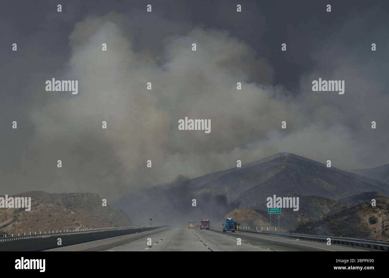 Der Verkehr geht in Richtung Süden auf der Autobahn 14 in den nordwärts gerichteten Fahrspuren, während Feuerwehrleute ein sich schnell ausbreitendes Feuer in der Nähe von Agua Dulce CA/USA bekämpfen, im Juli 5,2020. Das Feuer hat etwa 1.100 Hektar Fläche verbraucht und die Ursache des Feuers wird untersucht. (Bild: © Gene Blevins/ZUMA Wire) Stockfoto