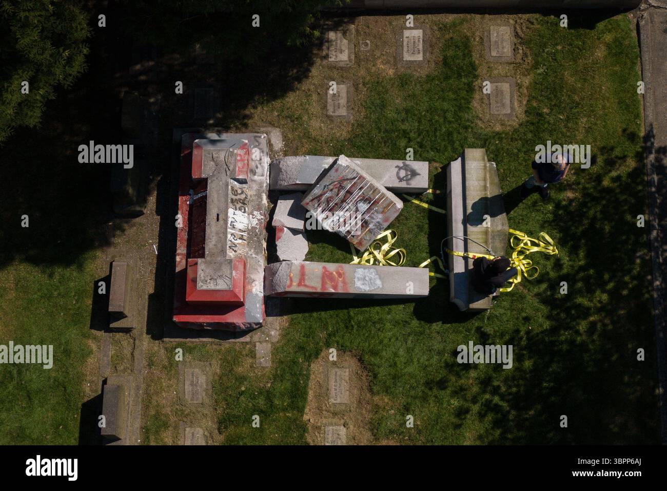 5. Juli 2020, Seattle, Washington, USA: Das United Confederate Veterans Memorial ist aus der Vogelperspektive zu sehen, nachdem es am 5. Juli 2020 auf dem Lake View Cemetery in Seattle, Washington, gestürzt wurde. Die Gedenkstätte wurde 1926 von den United Daughters of the Confederacy geschaffen. (Bild: © David Ryder/ZUMA Wire) Stockfoto