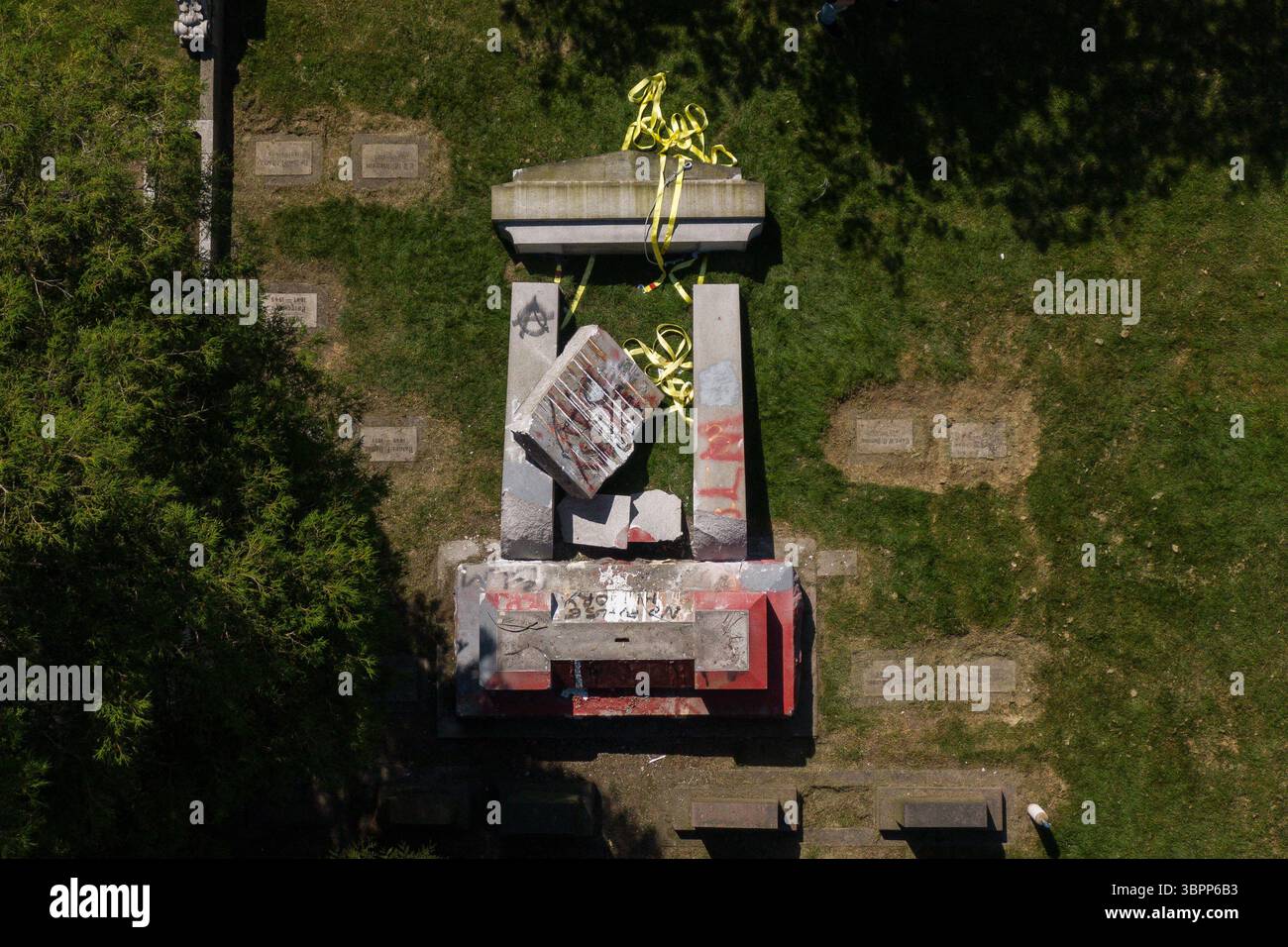 5. Juli 2020, Seattle, Washington, USA: Das United Confederate Veterans Memorial ist aus der Vogelperspektive zu sehen, nachdem es am 5. Juli 2020 auf dem Lake View Cemetery in Seattle, Washington, gestürzt wurde. Die Gedenkstätte wurde 1926 von den United Daughters of the Confederacy geschaffen. (Bild: © David Ryder/ZUMA Wire) Stockfoto