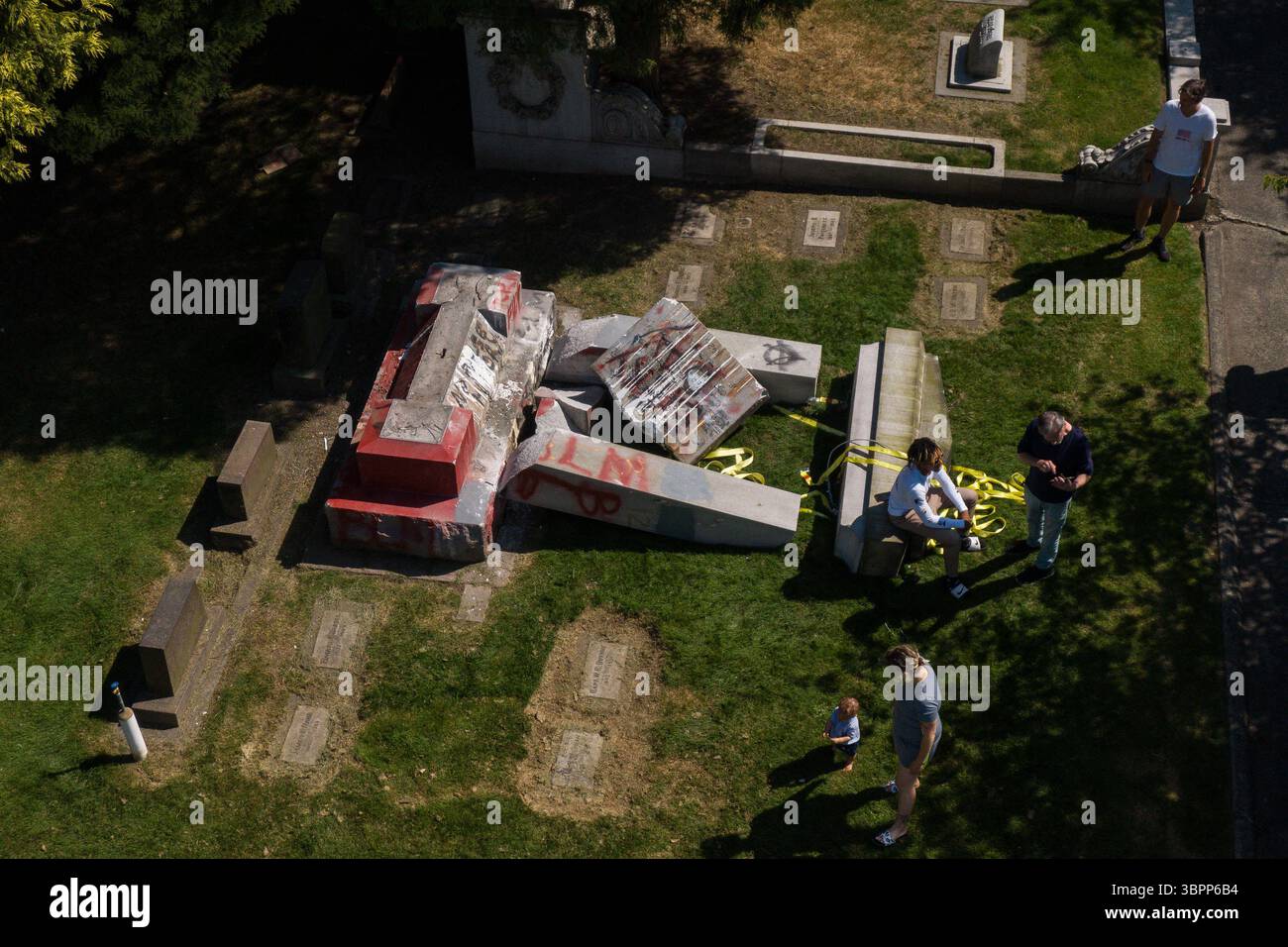 5. Juli 2020, Seattle, Washington, USA: Das United Confederate Veterans Memorial ist aus der Vogelperspektive zu sehen, nachdem es am 5. Juli 2020 auf dem Lake View Cemetery in Seattle, Washington, gestürzt wurde. Die Gedenkstätte wurde 1926 von den United Daughters of the Confederacy geschaffen. (Bild: © David Ryder/ZUMA Wire) Stockfoto