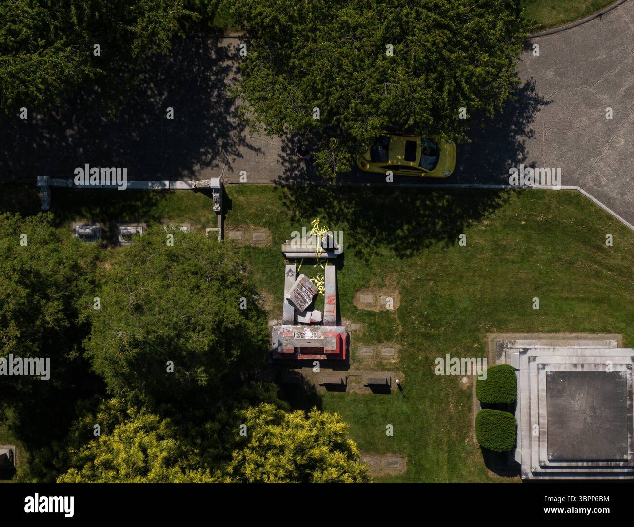 5. Juli 2020, Seattle, Washington, USA: Das United Confederate Veterans Memorial ist aus der Vogelperspektive zu sehen, nachdem es am 5. Juli 2020 auf dem Lake View Cemetery in Seattle, Washington, gestürzt wurde. Die Gedenkstätte wurde 1926 von den United Daughters of the Confederacy geschaffen. (Bild: © David Ryder/ZUMA Wire) Stockfoto