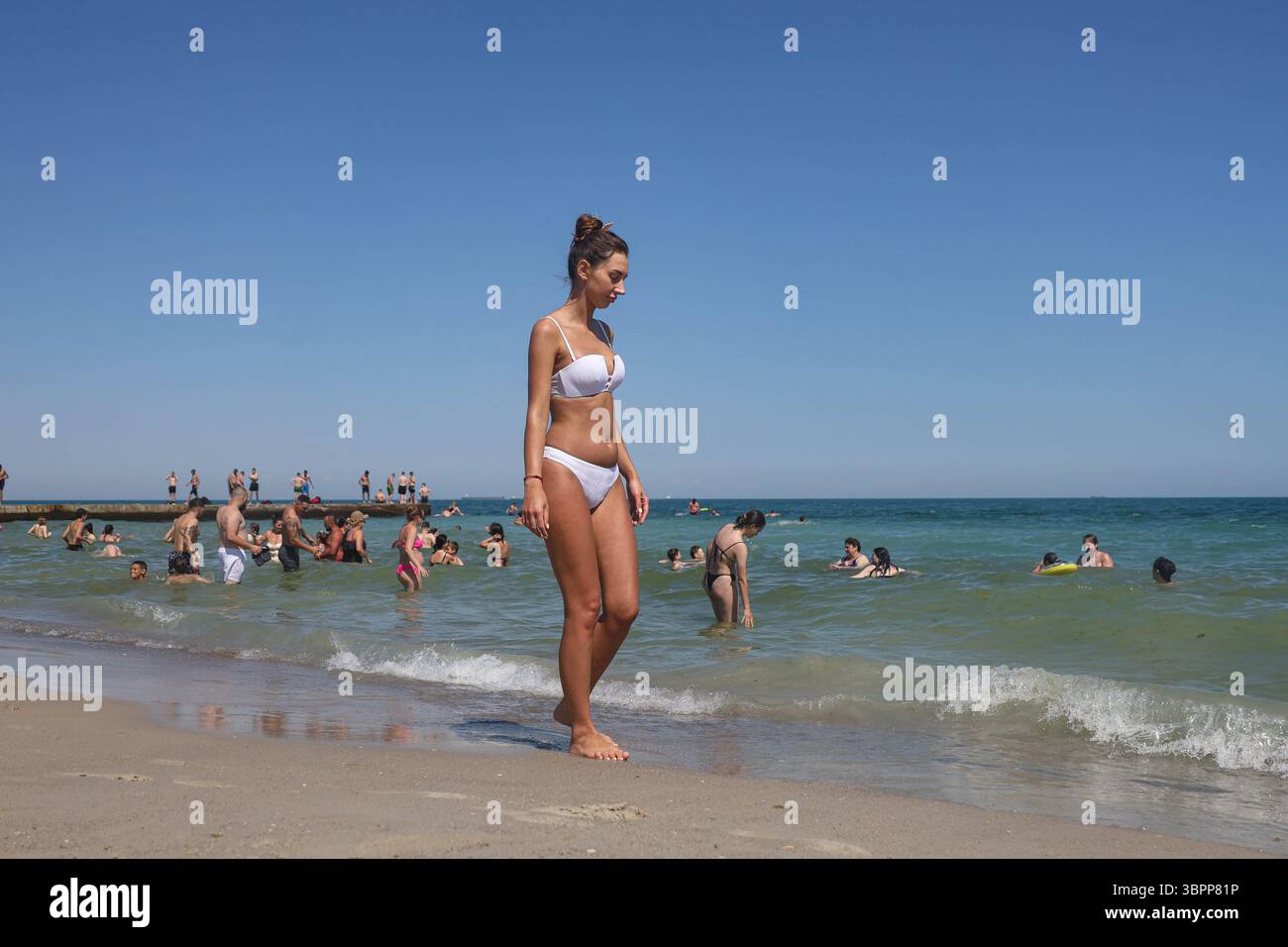 Nicht exklusiv: Gäste übernachten am Strand Lanzheron am Schwarzen Meer, Odesa, Ukraine, 8. Juli 2025. (Foto: Nina Liashonok/Ukrinform) Stockfoto