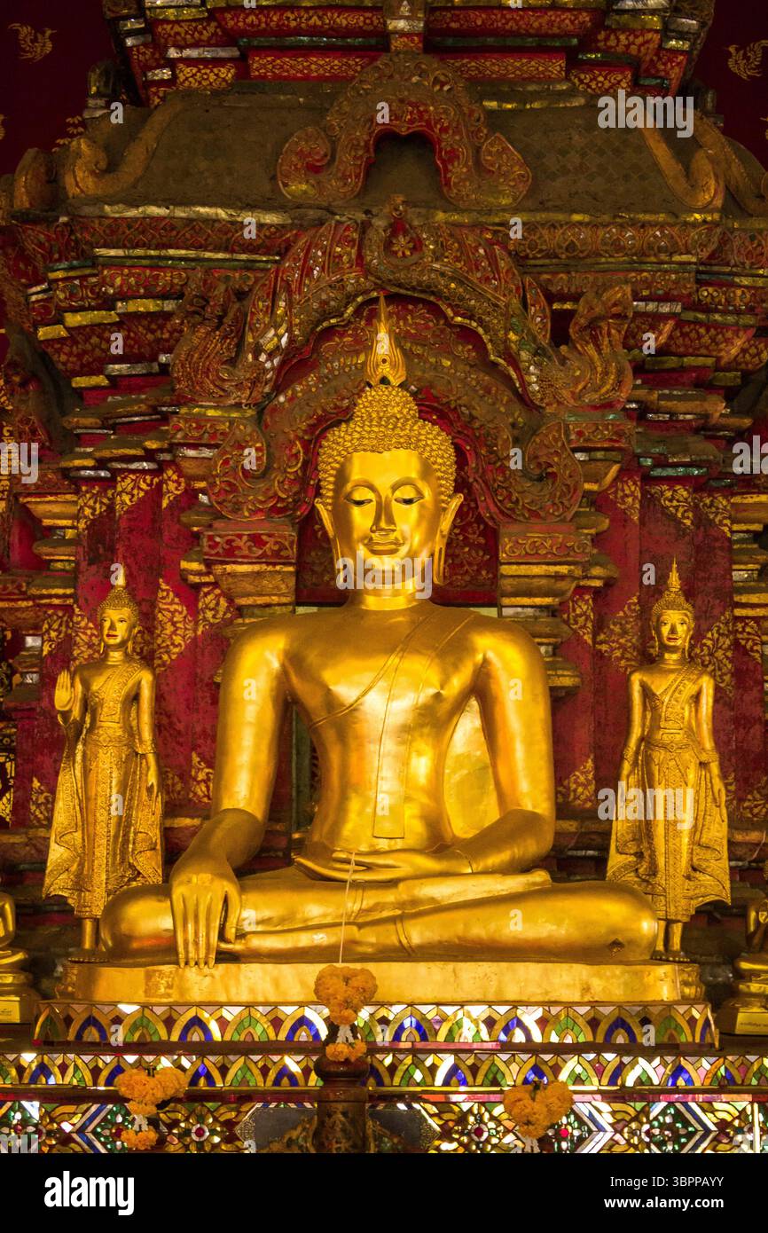 Buddha-Statuen, Bilder und Tempel in Thailand. Thailändische buddhistische Kunst und Skulpturen Sammlung. Heiliger Gott. Buddha-Bilder für Meditation und Spiritualität Stockfoto