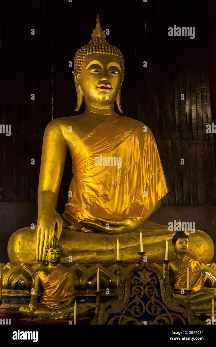 Buddha-Statuen, Bilder und Tempel in Thailand. Thailändische buddhistische Kunst und Skulpturen Sammlung. Heiliger Gott. Buddha-Bilder für Meditation und Spiritualität Stockfoto