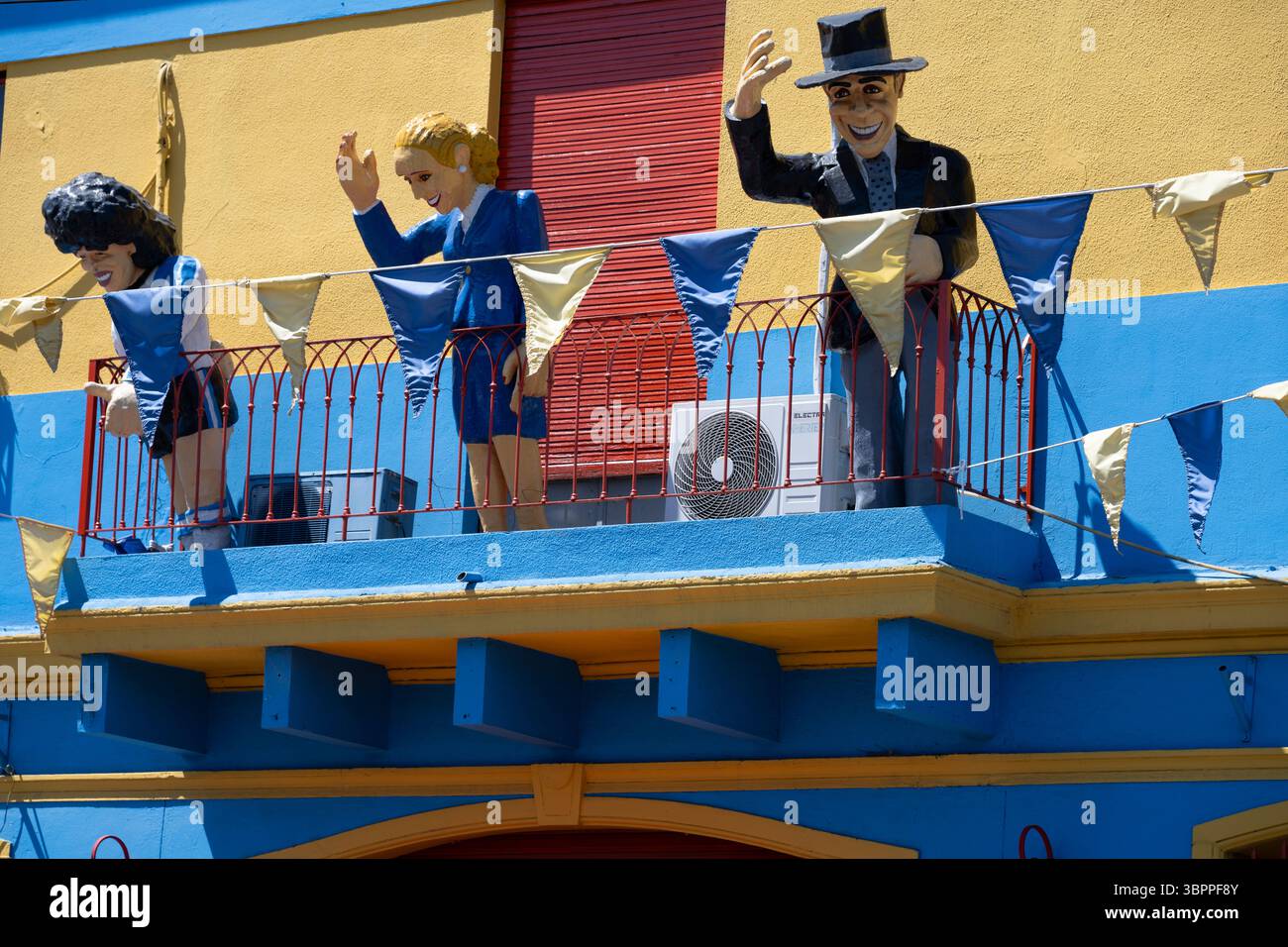 Buenos Aires, Argentinien – 20. Februar 2025. Foto von bunt bemalten Figuren rund um das Viertel La Boca im Hafenviertel von Buenos Aires, AR Stockfoto