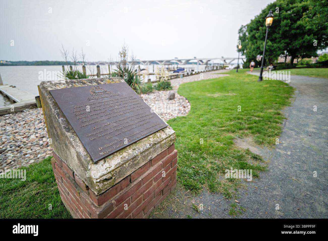ALEXANDRIA, Virginia – Shipyard Park, der sich am Fuße der Wilkes Street in der Altstadt von Alexandria befindet, ist der historische Ort, an dem John Hunter 1783 eine der ersten Werften der Stadt gründete. Dieser Park am Wasser erinnert an Alexandrias maritimes Erbe, einschließlich des Baus des ersten „Potomac River Longboat“, das 1815 auf der Hunter's Shipyard gebaut wurde. An diesem Standort wurden über ein Jahrhundert lang Schiffbau- und Reparaturarbeiten betrieben. Der Park wurde durch eine Zusammenarbeit zwischen der Stadt Alexandria, dem National Park Service, Dominion Lands, Inc. Und Abramson Prop geschaffen Stockfoto