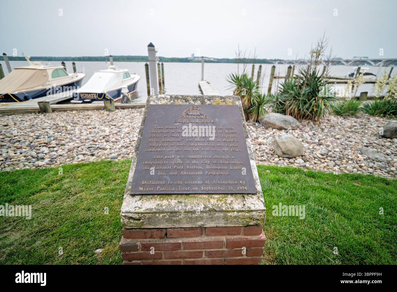 ALEXANDRIA, Virginia – Shipyard Park, der sich am Fuße der Wilkes Street in der Altstadt von Alexandria befindet, ist der historische Ort, an dem John Hunter 1783 eine der ersten Werften der Stadt gründete. Dieser Park am Wasser erinnert an Alexandrias maritimes Erbe, einschließlich des Baus des ersten „Potomac River Longboat“, das 1815 auf der Hunter's Shipyard gebaut wurde. An diesem Standort wurden über ein Jahrhundert lang Schiffbau- und Reparaturarbeiten betrieben. Der Park wurde durch eine Zusammenarbeit zwischen der Stadt Alexandria, dem National Park Service, Dominion Lands, Inc. Und Abramson Prop geschaffen Stockfoto