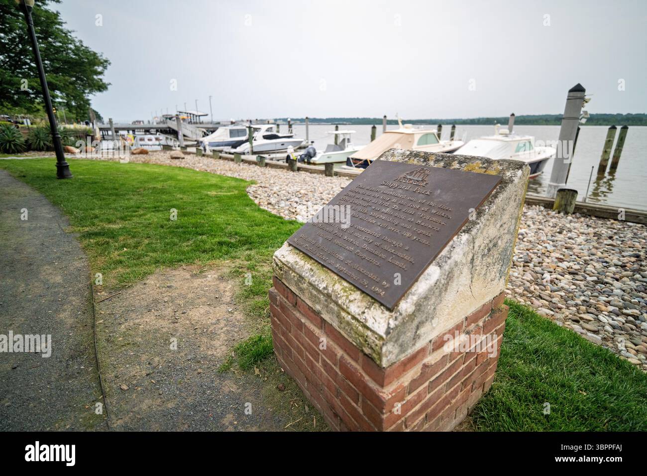 ALEXANDRIA, Virginia – Shipyard Park, der sich am Fuße der Wilkes Street in der Altstadt von Alexandria befindet, ist der historische Ort, an dem John Hunter 1783 eine der ersten Werften der Stadt gründete. Dieser Park am Wasser erinnert an Alexandrias maritimes Erbe, einschließlich des Baus des ersten „Potomac River Longboat“, das 1815 auf der Hunter's Shipyard gebaut wurde. An diesem Standort wurden über ein Jahrhundert lang Schiffbau- und Reparaturarbeiten betrieben. Der Park wurde durch eine Zusammenarbeit zwischen der Stadt Alexandria, dem National Park Service, Dominion Lands, Inc. Und Abramson Prop geschaffen Stockfoto