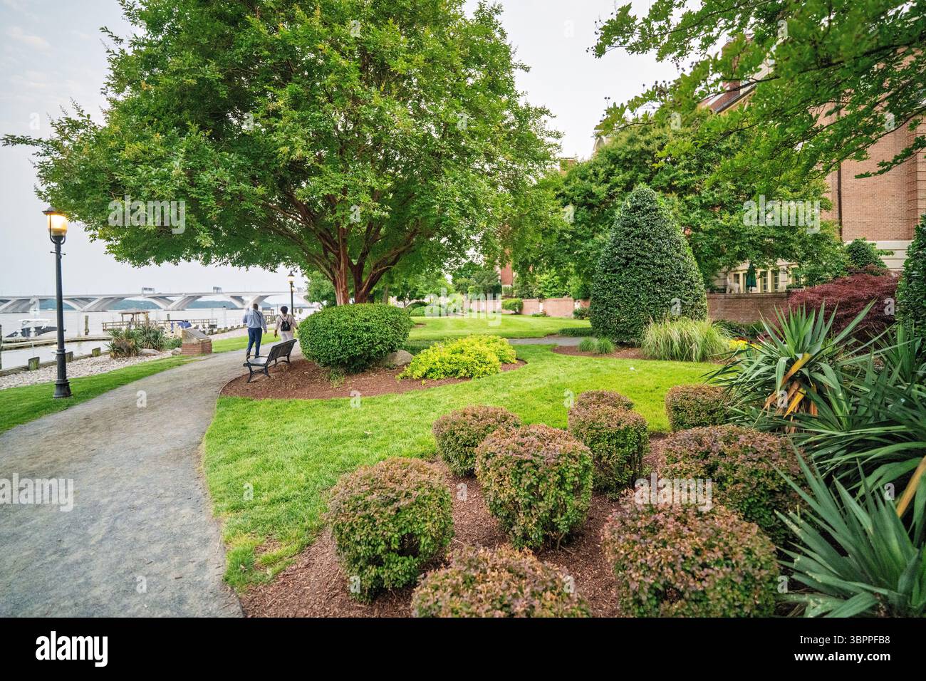 ALEXANDRIA, Virginia – Shipyard Park, der sich am Fuße der Wilkes Street in der Altstadt von Alexandria befindet, ist der historische Ort, an dem John Hunter 1783 eine der ersten Werften der Stadt gründete. Dieser Park am Wasser erinnert an Alexandrias maritimes Erbe, einschließlich des Baus des ersten „Potomac River Longboat“, das 1815 auf der Hunter's Shipyard gebaut wurde. An diesem Standort wurden über ein Jahrhundert lang Schiffbau- und Reparaturarbeiten betrieben. Der Park wurde durch eine Zusammenarbeit zwischen der Stadt Alexandria, dem National Park Service, Dominion Lands, Inc. Und Abramson Prop geschaffen Stockfoto