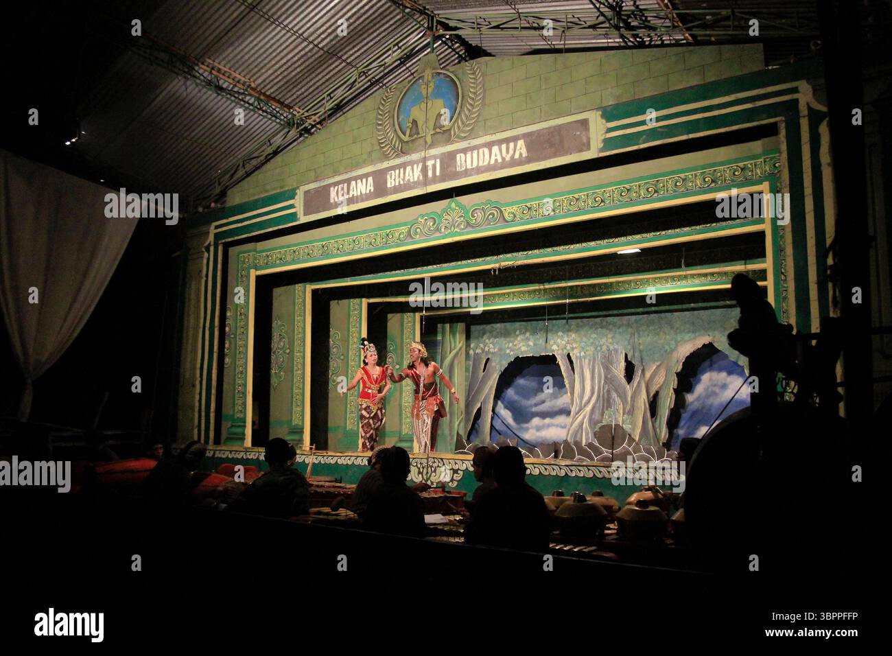 Die traditionelle Kunstdarbietung von Ketoprak Tobong, gespielt von Schauspielern mit voller Hingabe, auch wenn sie keinen Wohlstand für ihr Leben verspricht. Stockfoto