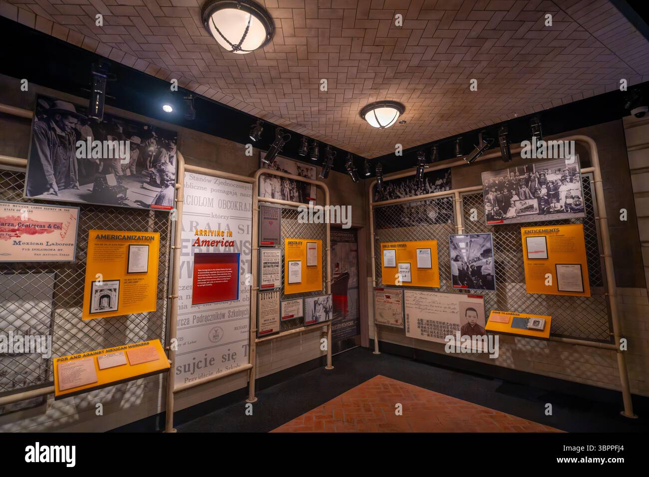 WASHINGTON DC – Eine historische Ausstellung im National Archives zeigt Materialien zur amerikanischen Einwanderungsgeschichte. Die Ausstellung zeigt mehrsprachige Schilder und Lehrmaterialien, die Einwanderer bei der Ankunft in den Vereinigten Staaten getroffen hätten, einschließlich Informationen über Einbürgerungsprozesse und Integrationsressourcen. Hervorzuheben ist der Text, in dem erläutert wird, wie neue Einwanderer vor der Aufnahme in das Land die Einreiseverfahren durchlaufen mussten. Die Ausstellung zeigt die gegensätzlichen Aufnahmemitgliedstaaten, von der Unterstützung beim Sprachenlernen und der Beschäftigung bis hin zu Stockfoto