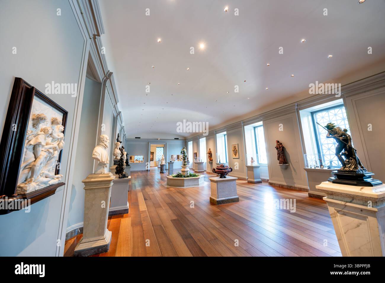 National Gallery of Art Gallery G3 Washington DC // WASHINGTON DC — Gallery G3 in der National Gallery of Art beherbergt eine bedeutende Sammlung von Skulpturen und Gemälden aus dem 19. Und 20. Jahrhundert. Der Galerieraum ist der Ausstellung bedeutender Werke aus diesen beiden transformativen Jahrhunderten der Kunstgeschichte gewidmet. Die 1937 gegründete National Gallery of Art ist eines der führenden Kunstmuseen Amerikas und bietet eine umfassende Sammlung vom Mittelalter bis zur Gegenwart. Die Galerie G3 bietet Besuchern die Möglichkeit, Meisterwerke verschiedener künstlerischer Bewegungen und Stanzen zu sehen Stockfoto