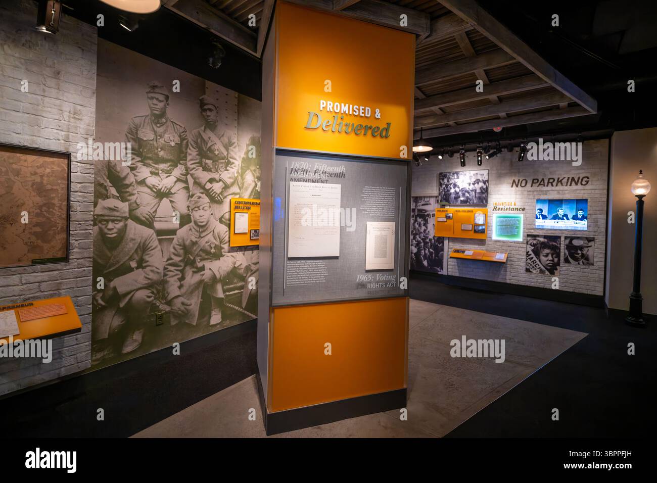 WASHINGTON DC – Eine Ausstellung aus der Ausstellung „Promise and Delivered“ über Bürgerrechte im National Archives. Die Bildungs-Installation enthält Panels, die wichtige Gesetze in der amerikanischen Bürgerrechtsgeschichte beleuchten, darunter das fünfzehnte Amendment von 1870 und das Voting Rights Act von 1965. Die Ausstellung beschäftigt sich mit den Themen Gerechtigkeit, Widerstand und dem anhaltenden Kampf für Gleichberechtigung in Amerika. Das National Archives befindet sich auf der Constitution Avenue und beherbergt die Gründungsdokumente der Nation und dient als Archiv für historische Aufzeichnungen der Bundesregierung. Diese dauerhaft sind Stockfoto