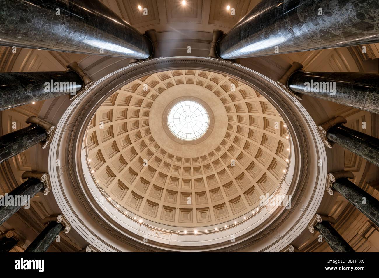 National Gallery of Art Rotunda Washington DC // WASHINGTON DC - die Hauptrotunde der National Gallery of Art ist im neoklassischen Stil mit einer hohen Kuppeldecke gestaltet. Das Gebäude befindet sich im West Building, das von dem Architekten John Russell Pope entworfen und 1941 für die Öffentlichkeit geöffnet wurde. Es dient als zentrales architektonisches Merkmal des Museums. Der Raum verbindet die verschiedenen Ausstellungsflügel der Galerie und bietet Besuchern eine dramatische Einführung in die umfangreiche Sammlung europäischer und amerikanischer Kunst des Museums. Die National Gallery of Art befindet sich an der National Mal Stockfoto