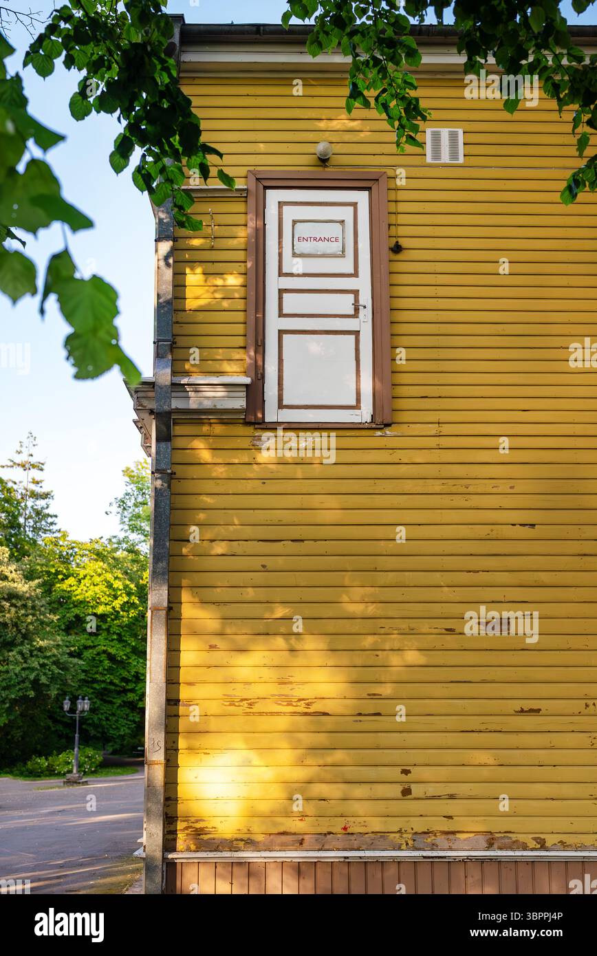 Absurdes architektonisches Versagen mit fehlender Treppe. Stockfoto