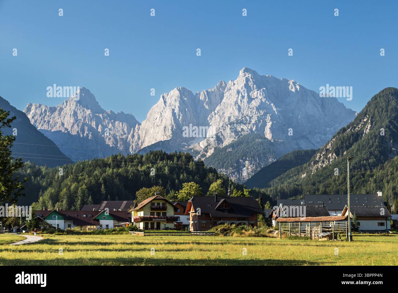 Berge und Dorf, Kranjska Gora, Slowenien Stockfoto