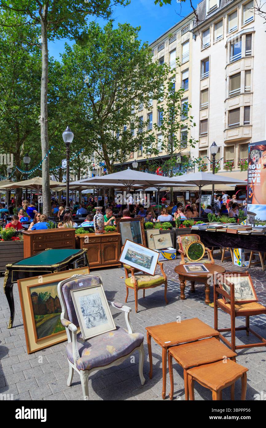 Antiquitätenmarkt in der Straße, Luxemburg Stockfoto