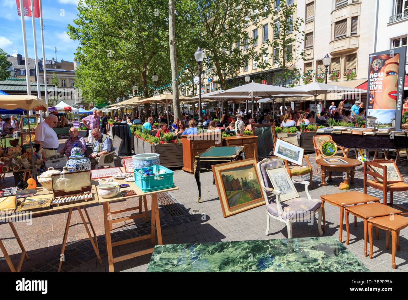 Antiquitätenmarkt in der Straße, Luxemburg Stockfoto