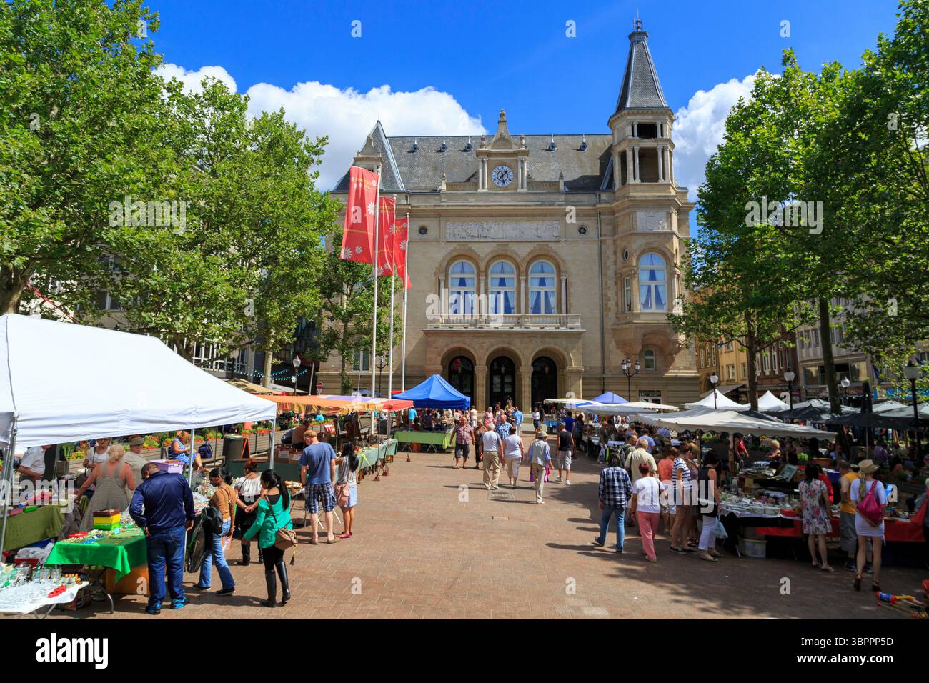 Antiquitätenmarkt in der Straße, Luxemburg Stockfoto