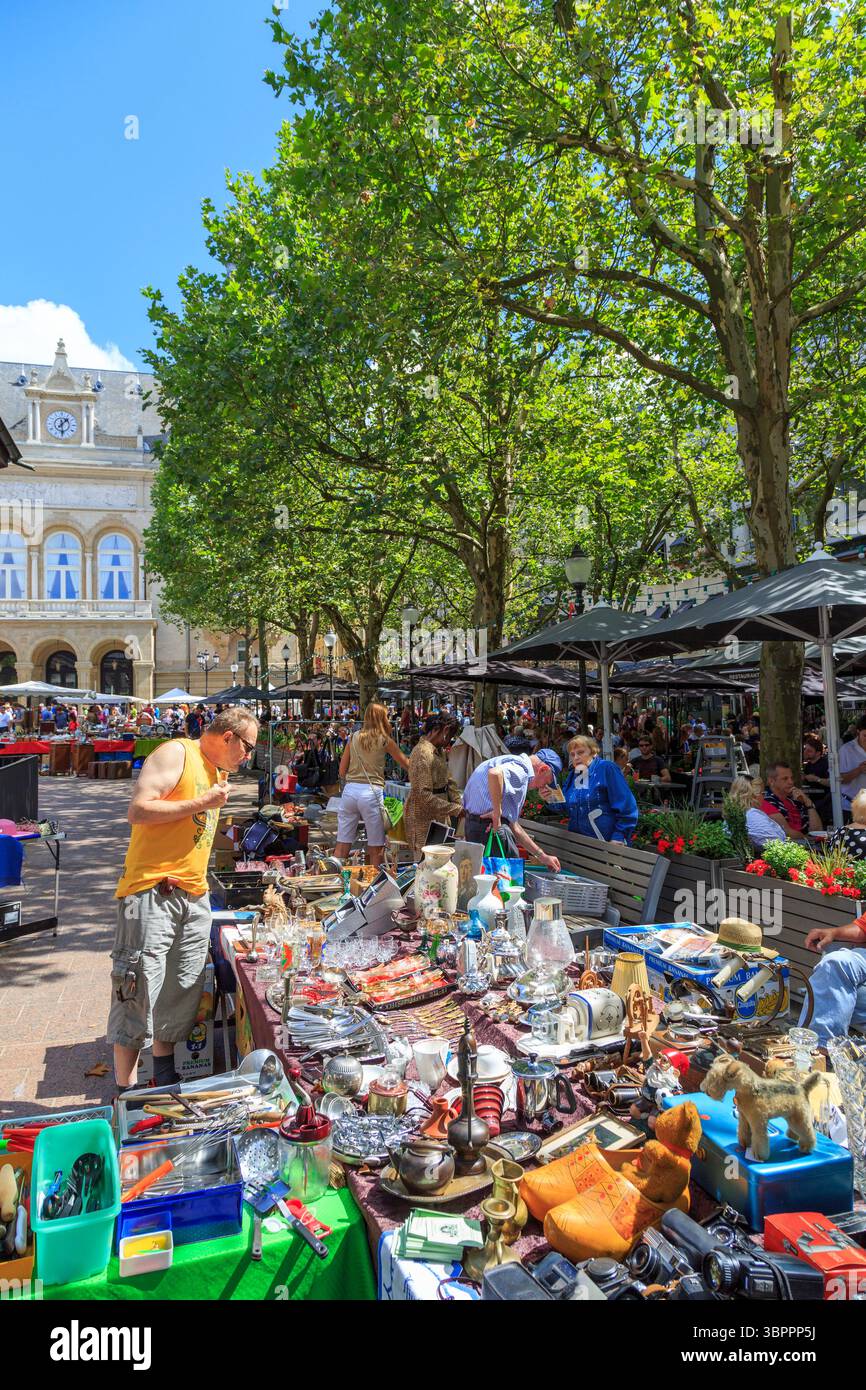 Antiquitätenmarkt in der Straße, Luxemburg Stockfoto