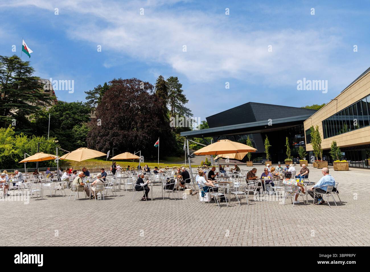 Sitzbereich im Freien im International Convention Centre Wales, Newport, Wales, UK Stockfoto