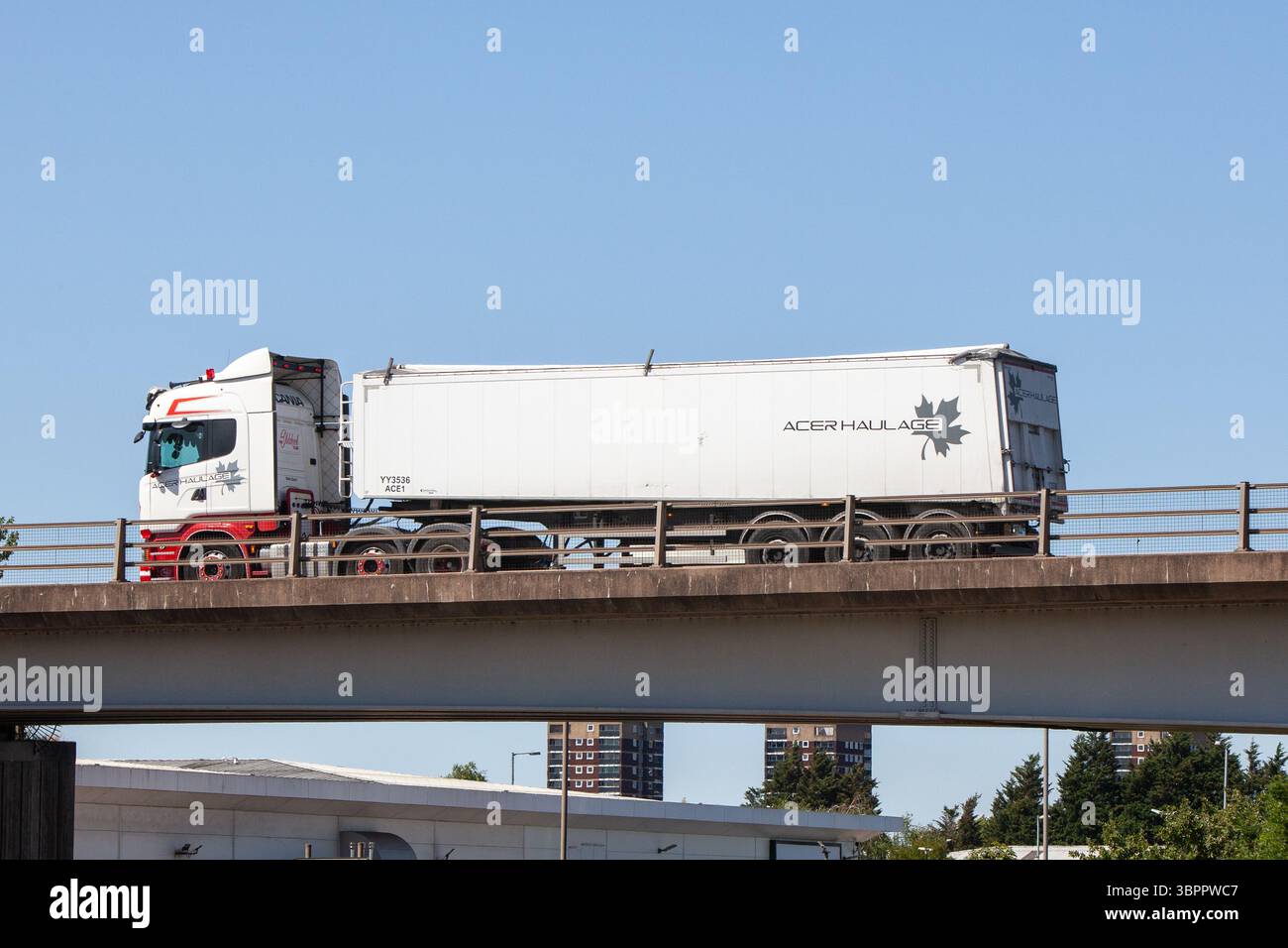Auf der zweispurigen Umgehungsstraße A5 in Tamworth, Staffordshire, Großbritannien, fährt ein weiß-roter Acer-Lastkraftwagen mit Sattelanhänger. Stockfoto