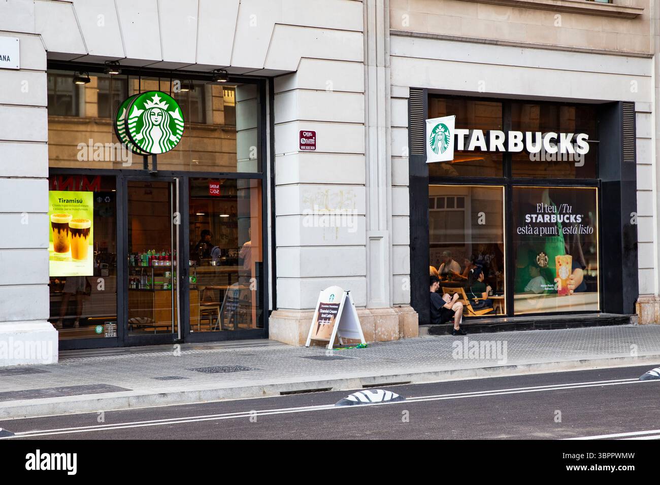 Catalunya Streets and Starbucks in Barcelona Spanien 29.06.2025 Stockfoto