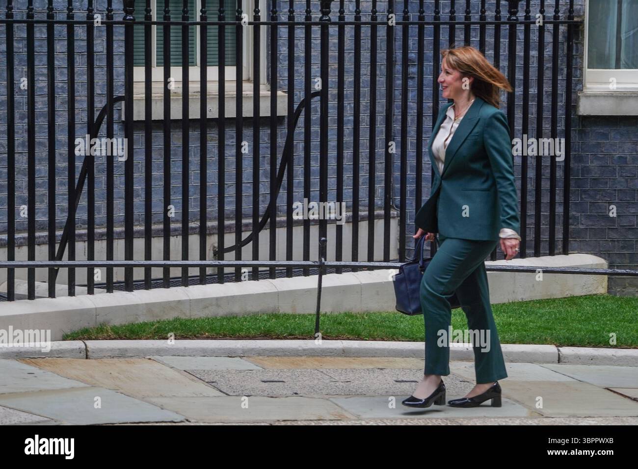 London, Vereinigtes Königreich, 9. Juli 2025. Finanzkanzlerin Rachel Reeves und Parlamentsabgeordneter für Leeds West und Pudsey gehen zur Downing Street 10 , bevor der französische Präsident Emmanuel Macron zu einem Mittagessen mit Premierminister Keir Starmer eintrifft . Amer Ghazzal/Alamy Live News Stockfoto