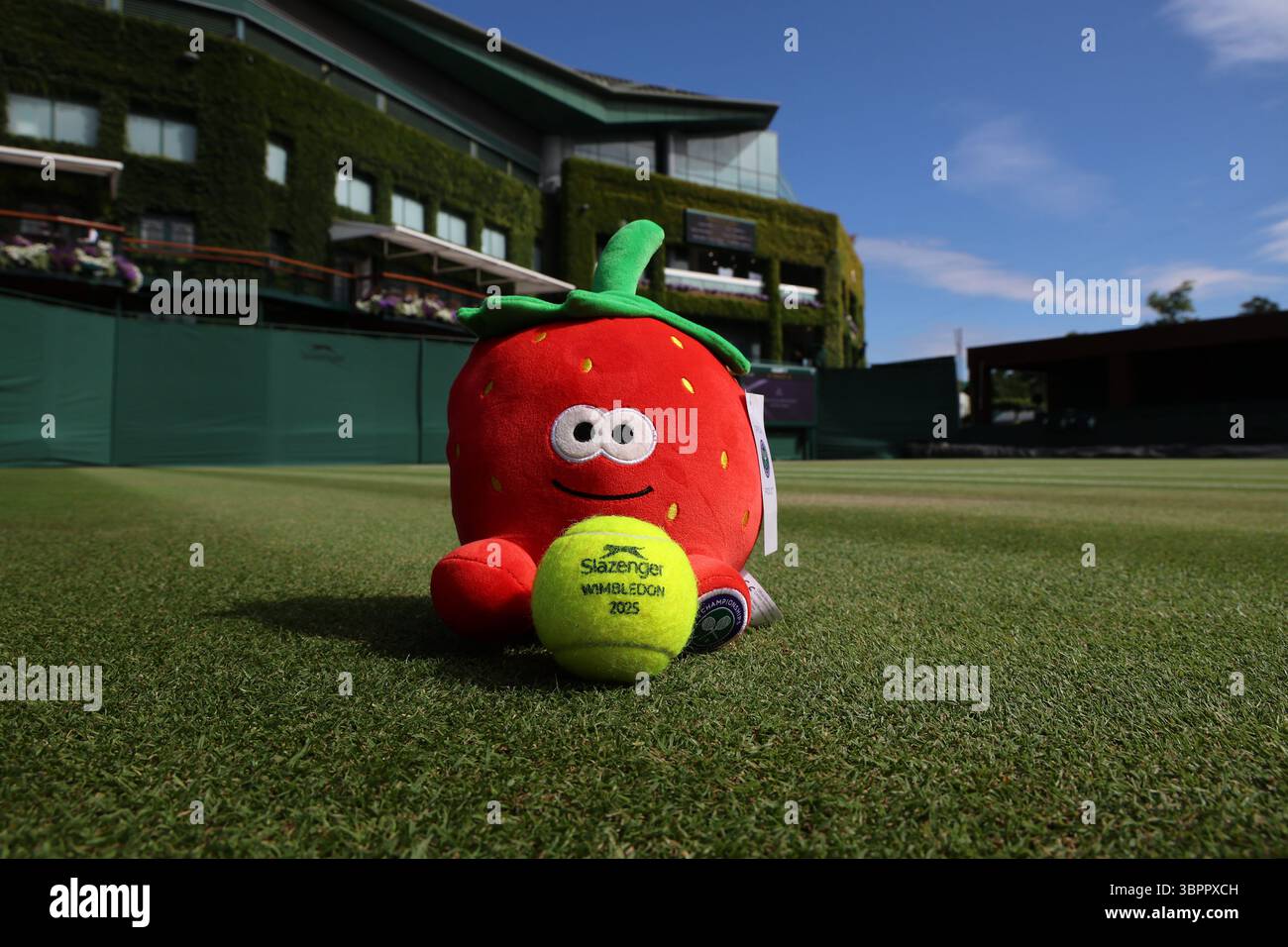 9. Juli 2025; All England Lawn Tennis and Croquet Club, London, England; Wimbledon Tennis Tournament, Tag 10; das berühmte, gefüllte Erdbeerspielzeug mit einem Slazenger-Tennisball aus dem Jahr 2025 auf Platz sechs mit der Kulisse des Centre Court Stockfoto