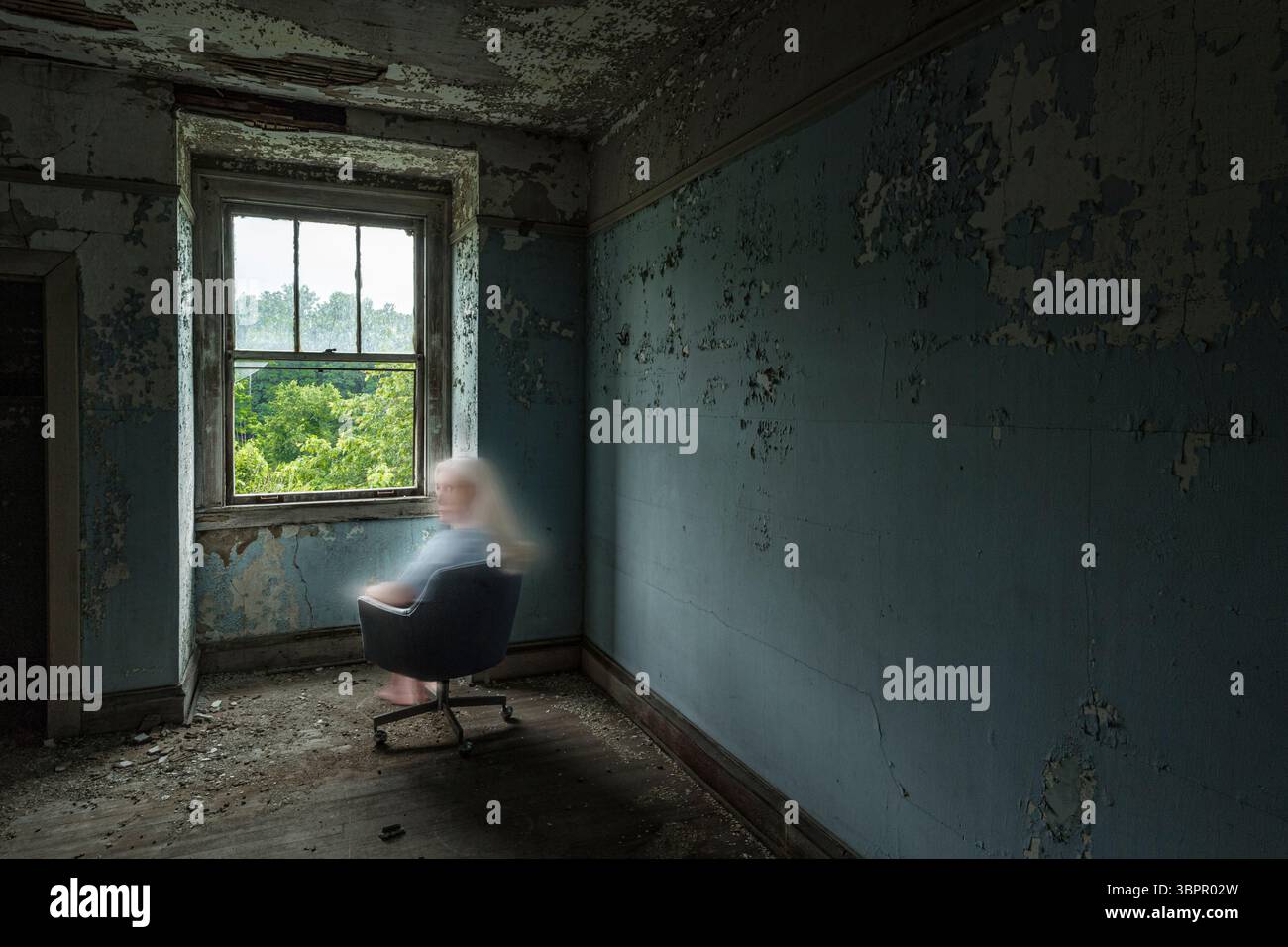 Gruseliger weiblicher Geist in einem verlassenen psychiatrischen Krankenhaus, der über ihre Schulter schaut, Indiana USA Stockfoto