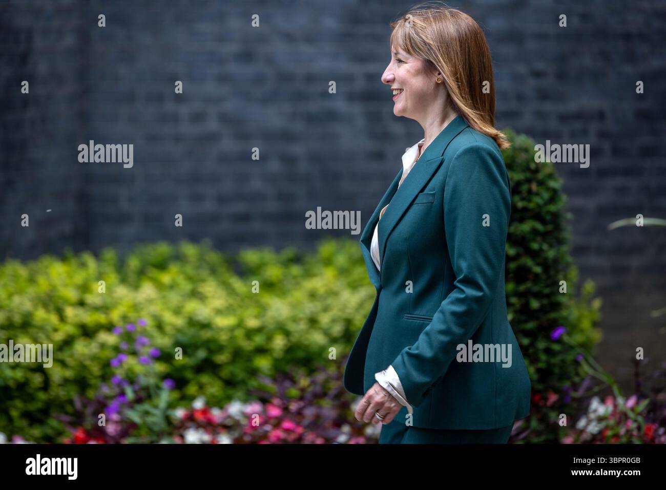 London, Großbritannien. 9. Juli 2025. Die britische Finanzkanzlerin Rachel Reeves kommt in der Downing Street 10 vor der offiziellen Begrüßung des französischen Präsidenten Emmanuel Macron und der First Lady Brigitte Macron an, die kurz darauf von Premierminister Sir Keir Starmer und seiner Frau Victoria Starmer begrüßt werden. Stockfoto