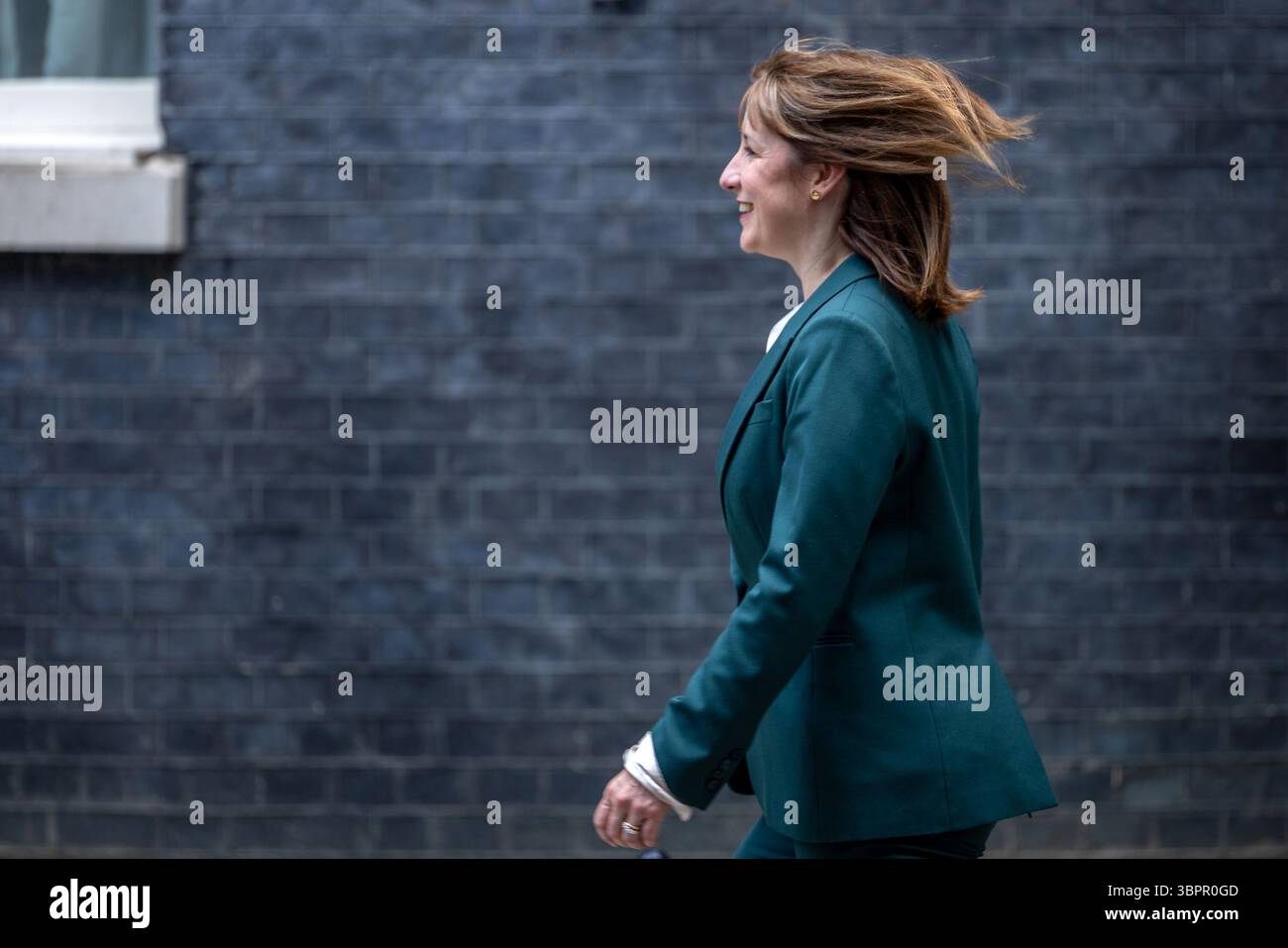 London, Großbritannien. 9. Juli 2025. Die britische Finanzkanzlerin Rachel Reeves kommt in der Downing Street 10 vor der offiziellen Begrüßung des französischen Präsidenten Emmanuel Macron und der First Lady Brigitte Macron an, die kurz darauf von Premierminister Sir Keir Starmer und seiner Frau Victoria Starmer begrüßt werden. Stockfoto