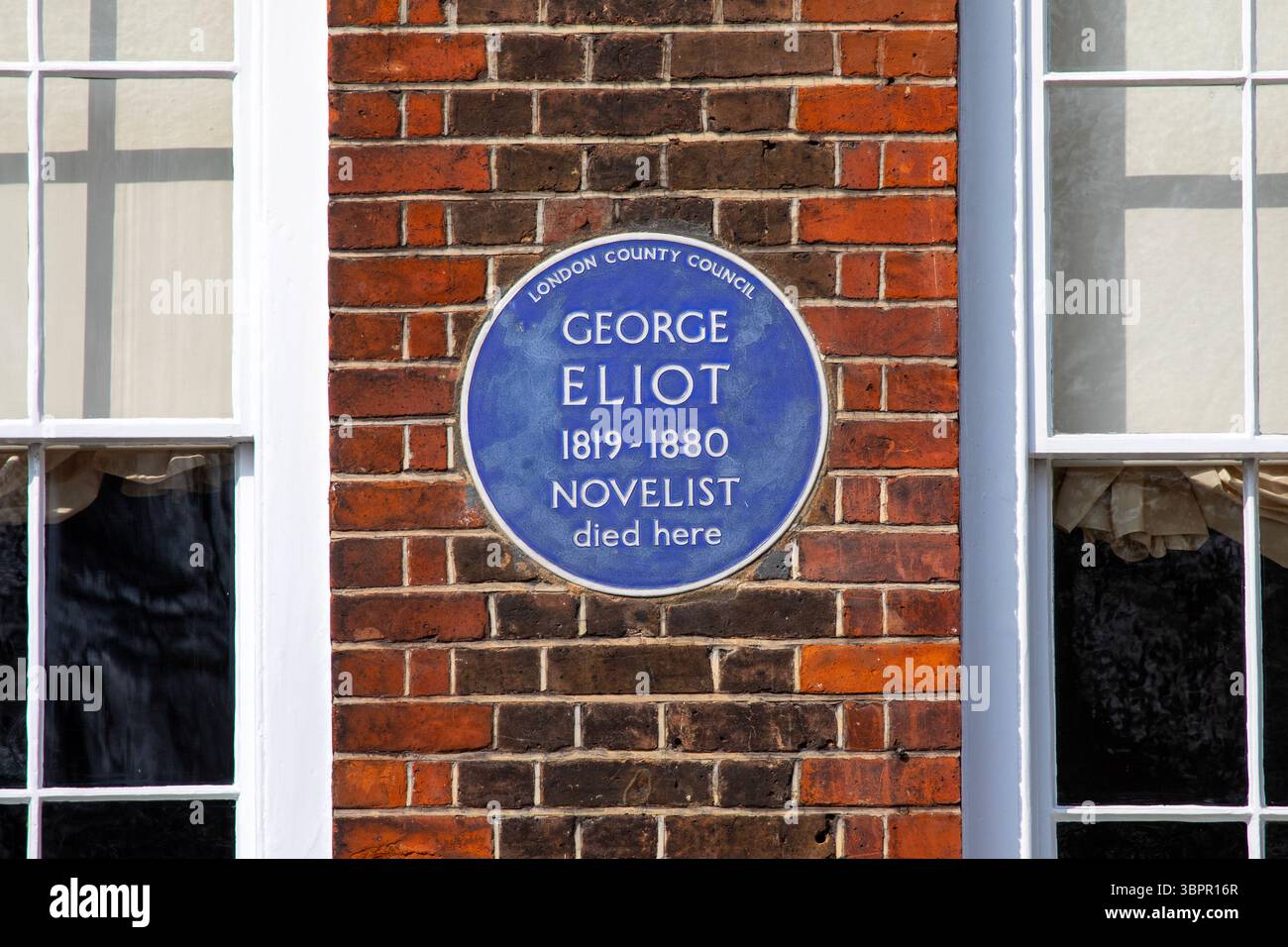 London, UK - 24. März 2025: Eine blaue Plakette auf dem Cheyne Walk in London, Großbritannien, markiert den Ort, an dem der berühmte Schriftsteller George Eliot 1880 starb. Stockfoto
