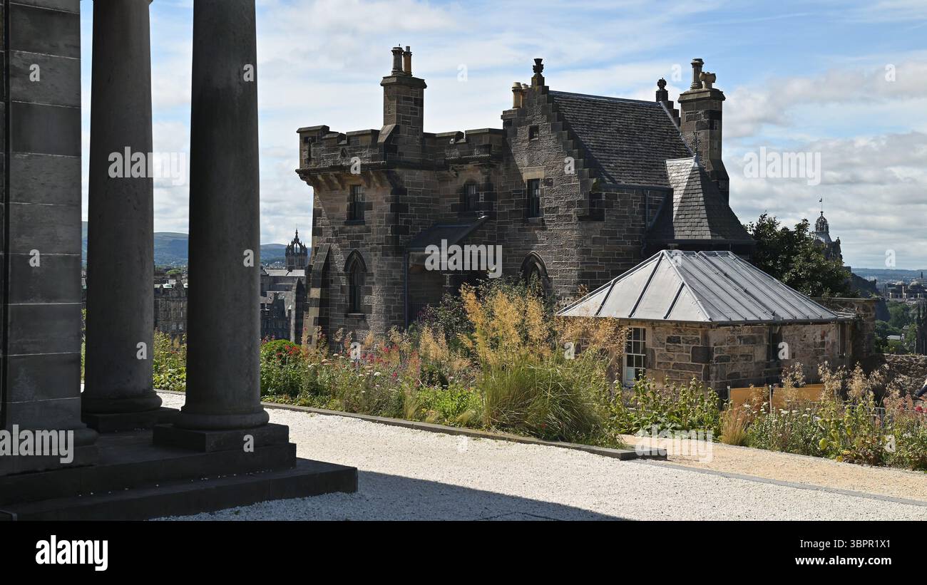 Edinburgh Schottland, Vereinigtes Königreich 09. Juli 2025. Calton Hill in Edinburgh bietet einen Blick auf die Stadt, einschließlich Sehenswürdigkeiten wie das Schloss. Stockfoto