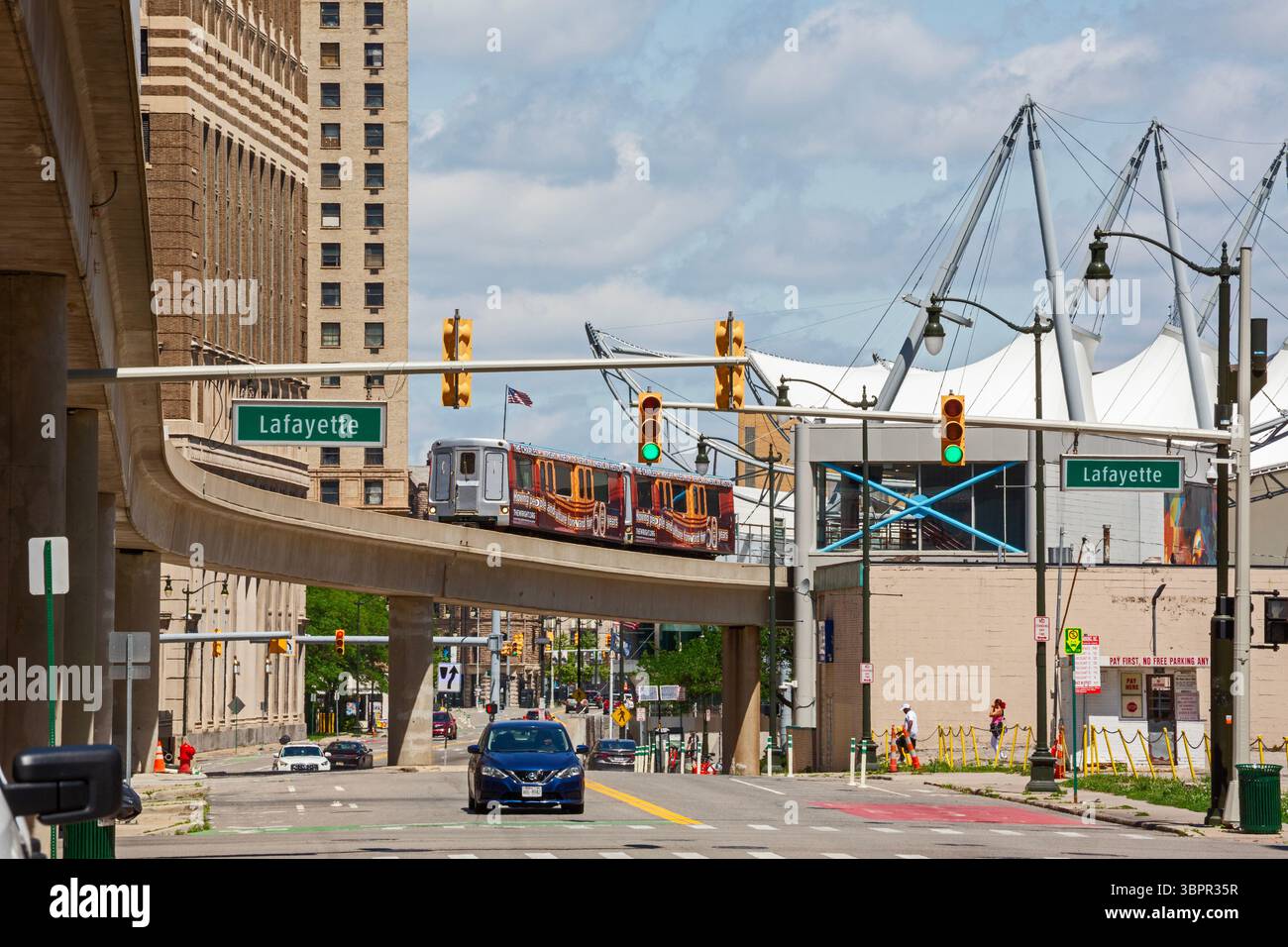 Detroit, Michigan - der Detroit People Mover, ein 5 km langer, erhöhter Zug, der durch die Innenstadt fährt. Das weiße Baldachin im Hintergrund ist der Rosa Park Stockfoto