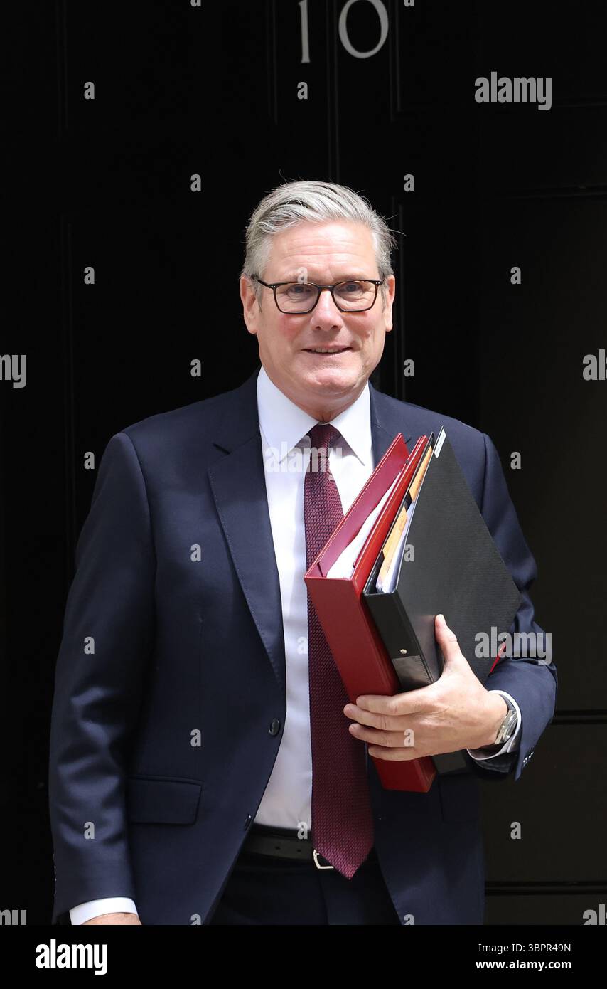 London, Vereinigtes Königreich, 9. Juli 2025. Der britische Premierminister Sir Keir Starmer verlässt die Downing Street 10 für PMQs in London. Kredit : Monica Wells/Alamy Live News Stockfoto London, Vereinigtes Königreich, 9. Juli 2025. Der britische Premierminister Sir Keir Starmer verlässt die Downing Street 10 für PMQs in London. Kredit : Monica Wells/Alamy Live News Stockfoto