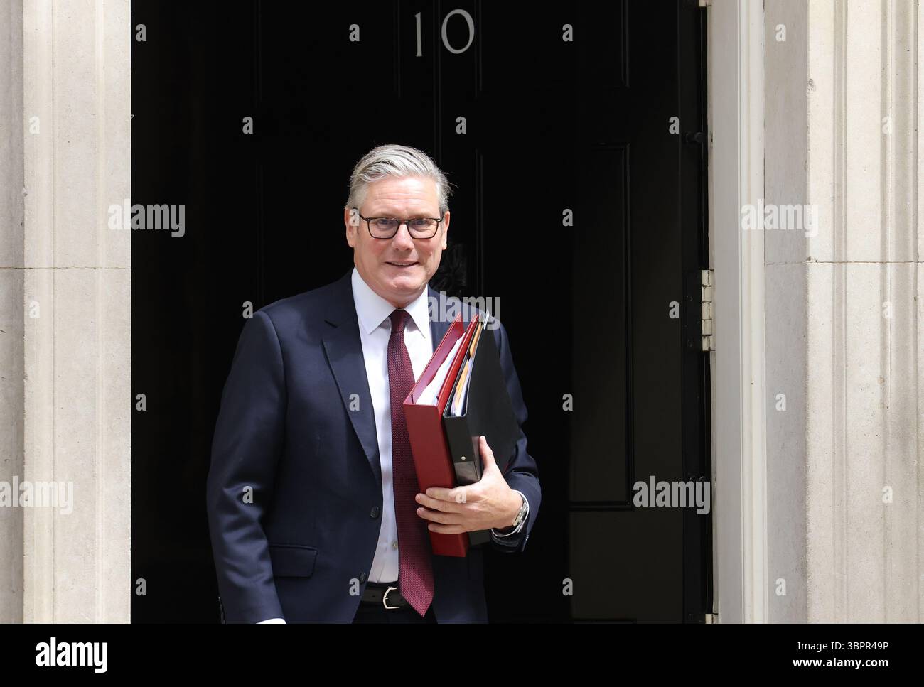 London, Vereinigtes Königreich, 9. Juli 2025. Der britische Premierminister Sir Keir Starmer verlässt die Downing Street 10 für PMQs in London. Kredit : Monica Wells/Alamy Live News Stockfoto London, Vereinigtes Königreich, 9. Juli 2025. Der britische Premierminister Sir Keir Starmer verlässt die Downing Street 10 für PMQs in London. Kredit : Monica Wells/Alamy Live News Stockfoto