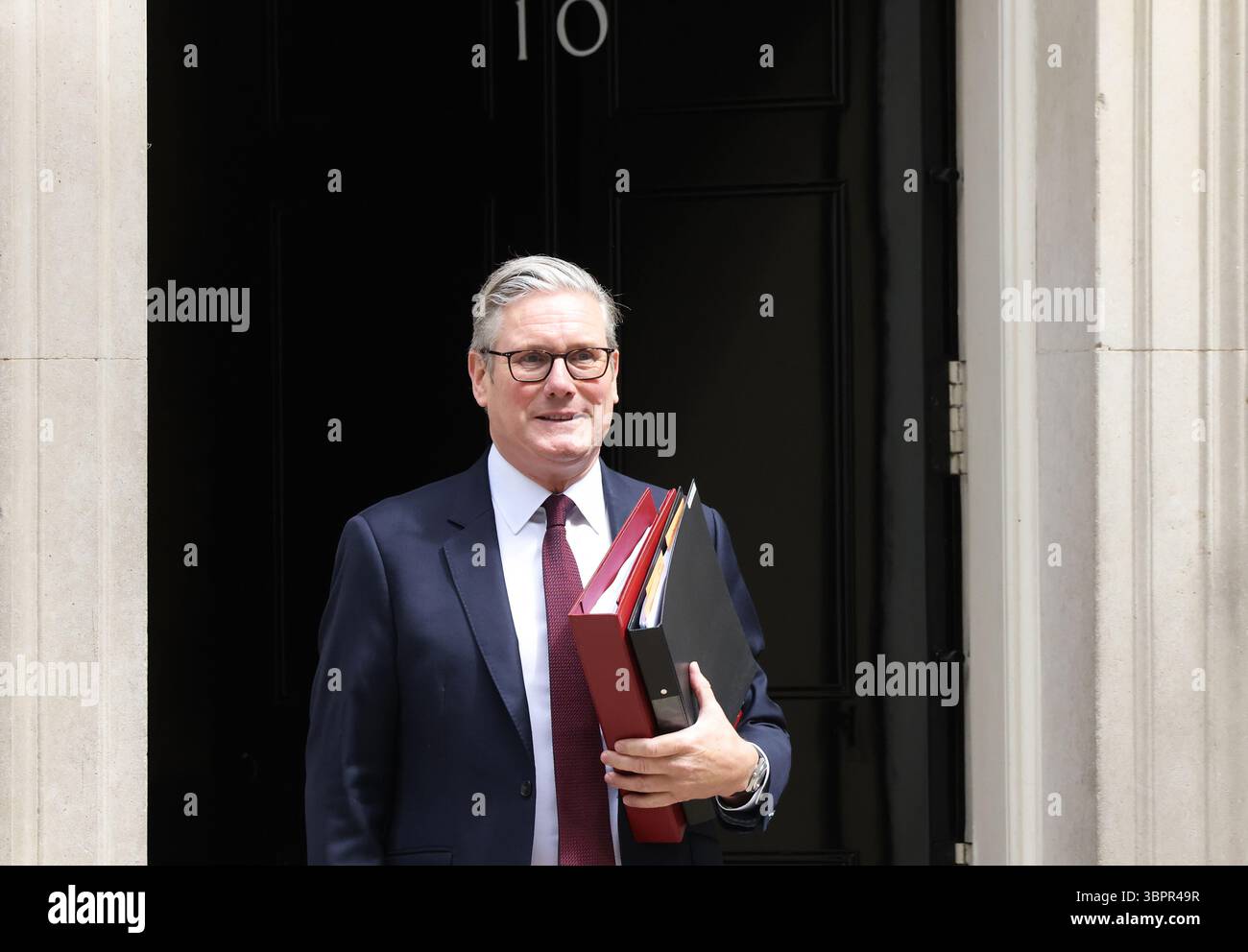 London, Vereinigtes Königreich, 9. Juli 2025. Der britische Premierminister Sir Keir Starmer verlässt die Downing Street 10 für PMQs in London. Kredit : Monica Wells/Alamy Live News Stockfoto London, Vereinigtes Königreich, 9. Juli 2025. Der britische Premierminister Sir Keir Starmer verlässt die Downing Street 10 für PMQs in London. Kredit : Monica Wells/Alamy Live News Stockfoto