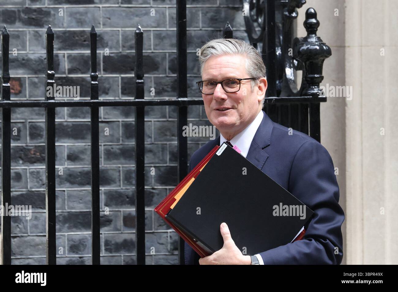 London, Vereinigtes Königreich, 9. Juli 2025. Der britische Premierminister Sir Keir Starmer verlässt die Downing Street 10 für PMQs in London. Kredit : Monica Wells/Alamy Live News Stockfoto London, Vereinigtes Königreich, 9. Juli 2025. Der britische Premierminister Sir Keir Starmer verlässt die Downing Street 10 für PMQs in London. Kredit : Monica Wells/Alamy Live News Stockfoto