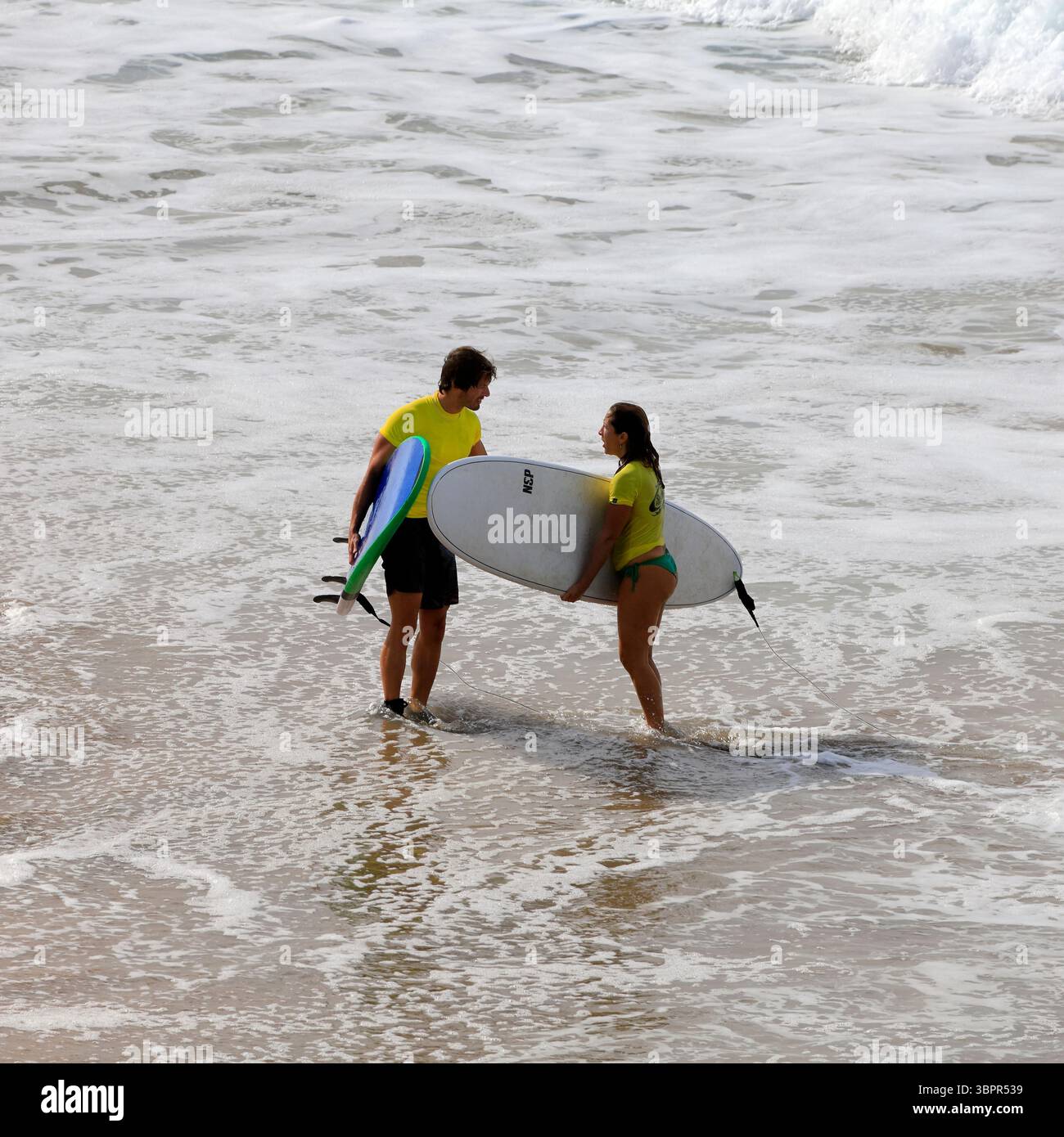 Mann und Frau, die anscheinend Streit oder hitzige Diskussionen an der Küste haben, Fuerteventura, den Kanarischen Inseln, Spanien, Europa, EU Stockfoto