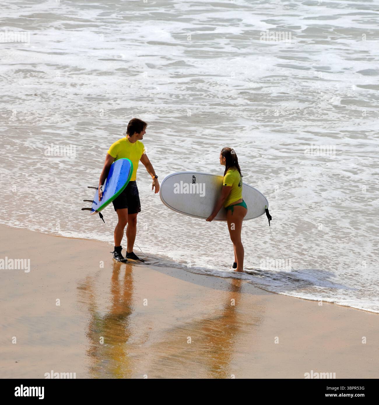 Mann und Frau, die anscheinend Streit oder hitzige Diskussionen an der Küste haben, Fuerteventura, den Kanarischen Inseln, Spanien, Europa, EU Stockfoto