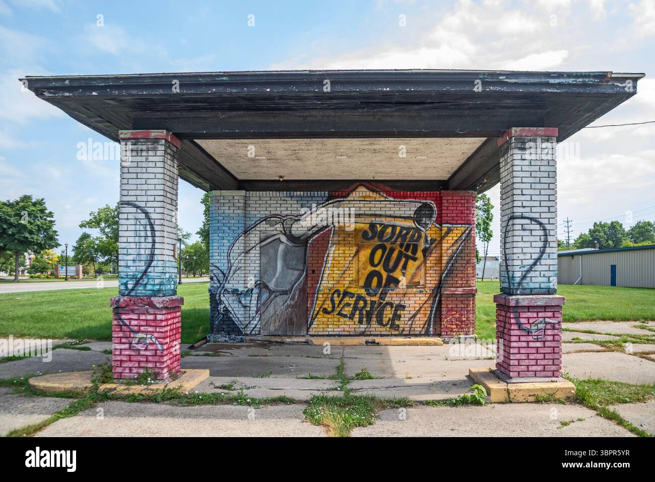 Saginaw, Michigan - Ein Wandgemälde an einer ehemaligen Tankstelle gibt an, dass kein Benzin verfügbar ist. Stockfoto