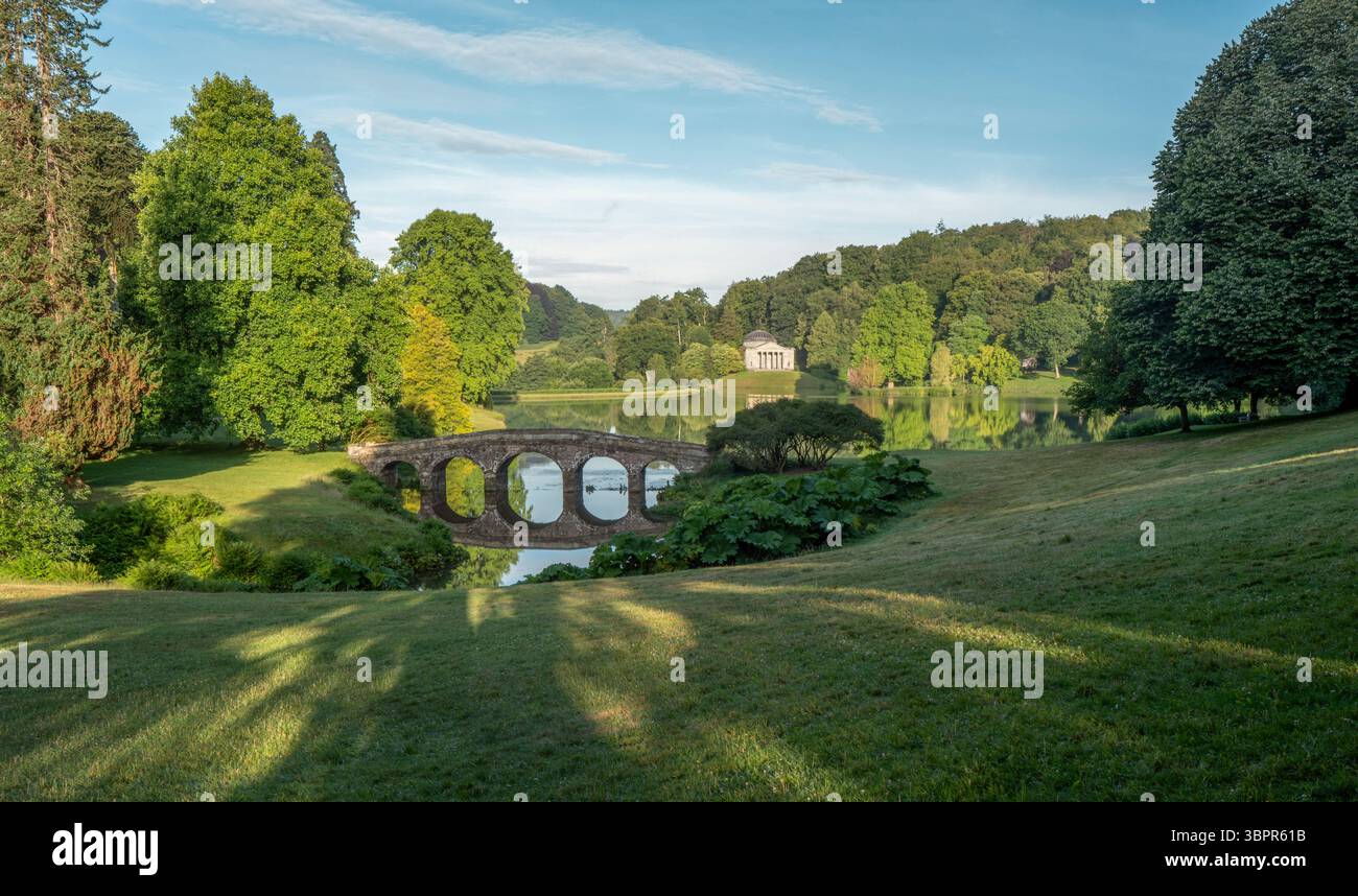 Sommermorgen, Stourhead Gardens, Großbritannien Stockfoto