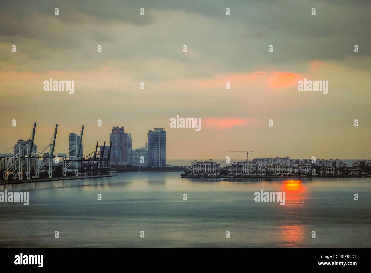 Miami, Florida - 31. März 2017: Industrielle Ausrüstung und nautische Schiffe entlang des Hafens von Miami Stockfoto