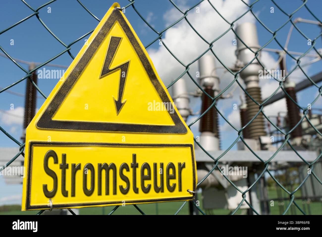 Elektrisches Warnschild mit dem deutschen Wort Stromsteuer Stockfoto