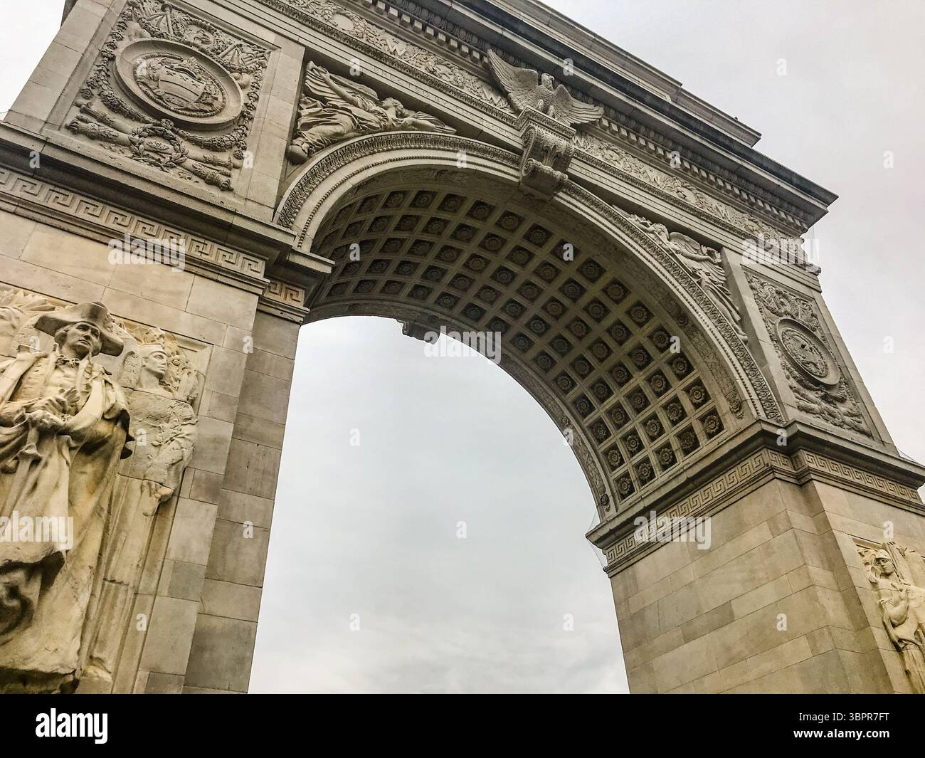 NYC, New York - 14. Februar 2019: Blick auf die Skylines von New York City von den Straßen Stockfoto