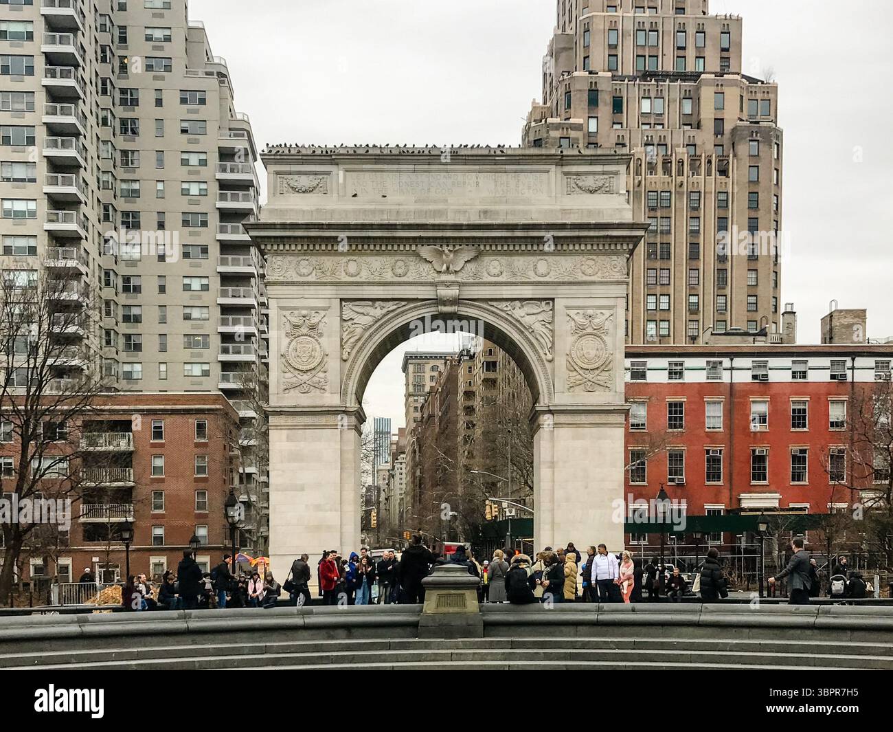 NYC, New York - 14. Februar 2019: Blick auf die Skylines von New York City von den Straßen Stockfoto